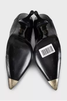 Black leather embossed pumps