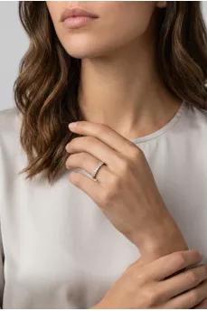 Platinum ring with round brilliant diamonds