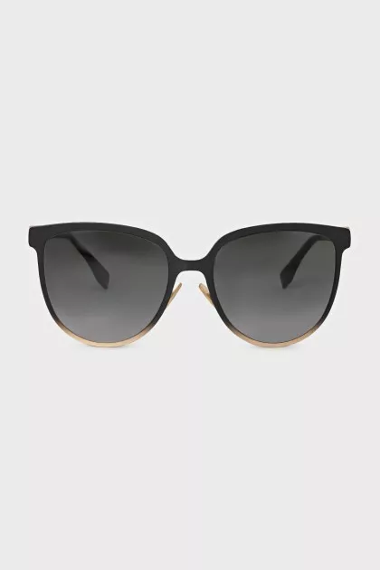 Sunglasses with brand logo on the temples