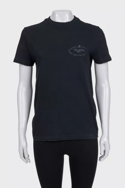 Black straight t-shirt with embroidered logo