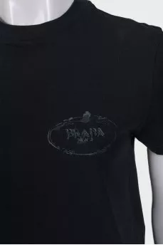 Black straight t-shirt with embroidered logo