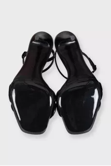 Black leather sandals with a rose