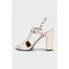 Кожаные босоножки бежевого цвета с шипами Rockstud