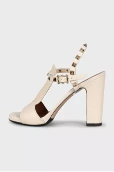 Rockstud beige leather sandals with studs