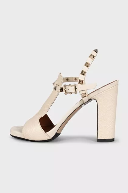 Кожаные босоножки бежевого цвета с шипами Rockstud