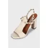 Кожаные босоножки бежевого цвета с шипами Rockstud