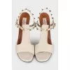 Кожаные босоножки бежевого цвета с шипами Rockstud