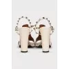 Кожаные босоножки бежевого цвета с шипами Rockstud