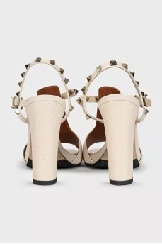 Rockstud beige leather sandals with studs