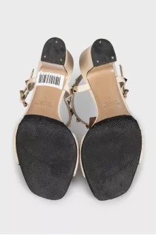 Rockstud beige leather sandals with studs