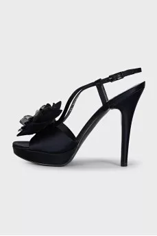 High-heeled sandals decorated with a flower