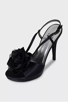 High-heeled sandals decorated with a flower