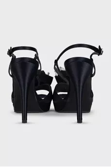 High-heeled sandals decorated with a flower