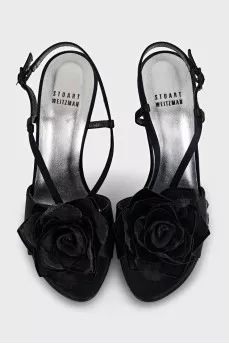 High-heeled sandals decorated with a flower