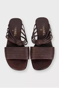 Коричневі шльопанці зі шкіри з лого