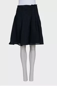 Skirt with a zipper and seams