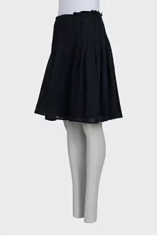 Skirt with a zipper and seams