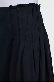 Skirt with a zipper and seams