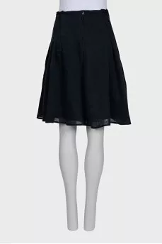 Skirt with a zipper and seams