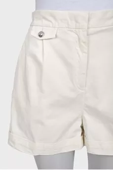 White straight shorts with a zipper
