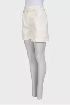 White straight shorts with a zipper