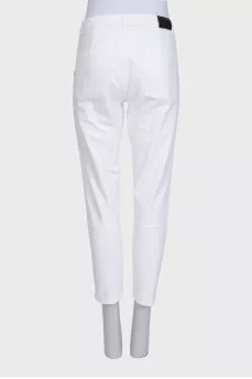White straight-leg jeans with pockets