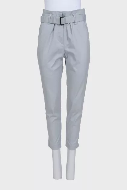 High-waist cropped trousers with a belt