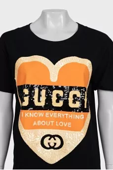 A straight T-shirt decorated with sequins and a logo
