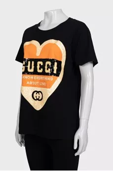 A straight T-shirt decorated with sequins and a logo