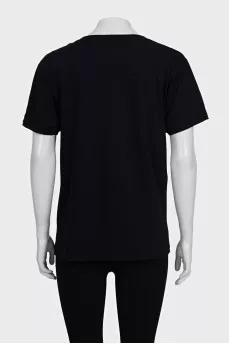 A straight T-shirt decorated with sequins and a logo