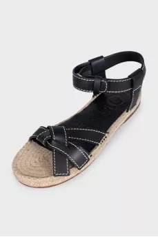 Leather sandals with contrast stitching