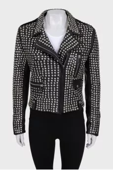 The leather jacket is decorated with rivets