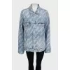 Голубая джинсовая куртка oversize в фирменный принт