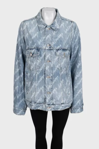 Голубая джинсовая куртка oversize в фирменный принт