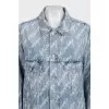 Голубая джинсовая куртка oversize в фирменный принт