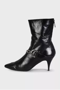 Insulated leather boots with a zipper