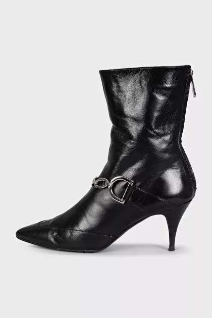 Insulated leather boots with a zipper