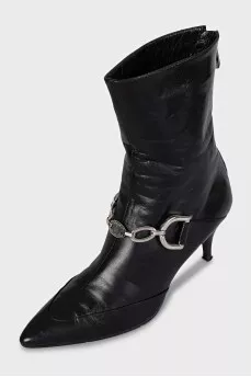 Insulated leather boots with a zipper