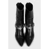 Insulated leather boots with a zipper