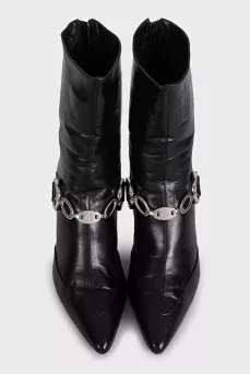 Insulated leather boots with a zipper