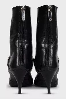 Insulated leather boots with a zipper