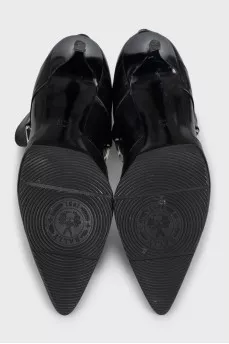Insulated leather boots with a zipper