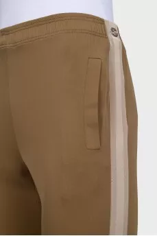 Зеленые шелковые брюки зауженного кроя