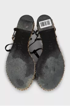 Leather sandals with a gold chain