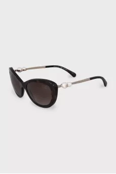 Brown sunglasses with decoration on the temples