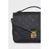 Сумка Pochette Métis из кожи с тиснением