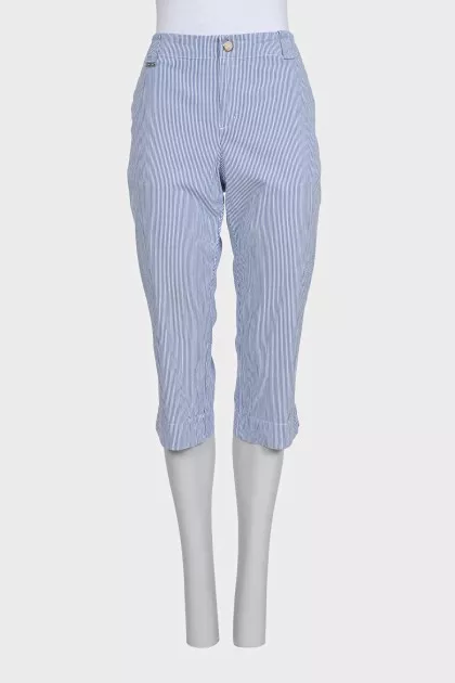 Blue cropped trousers with a striped print