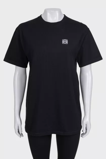 Black straight-cut T-shirt with embroidery