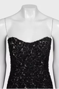 Платье черного цвета декорировано кружевом и перьями
