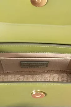 Зелена шкіряна сумка із золотистим підвісом